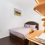 Home, Cosy&Luxury Apartment - 5Mins To Airport, Free Pool&Gym, Airport Pick Up Service